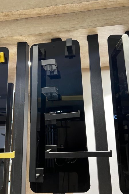 طقم إكسسوارات حمّام جداري أسود مطفي – ديزاين مربّع (6 قطع)